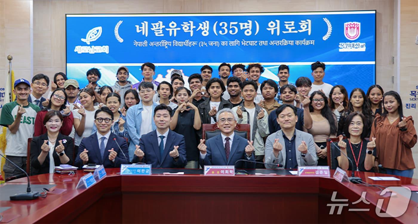 본문 이미지 - 대전 새로남교회가 네팔 유학생들의 안정적인 유학 생활과 학업을 돕기 위해 목원대학교에 1000만원의 장학금을 전달했다. (목원대 제공. 재판매 및 DB금지) /뉴스1