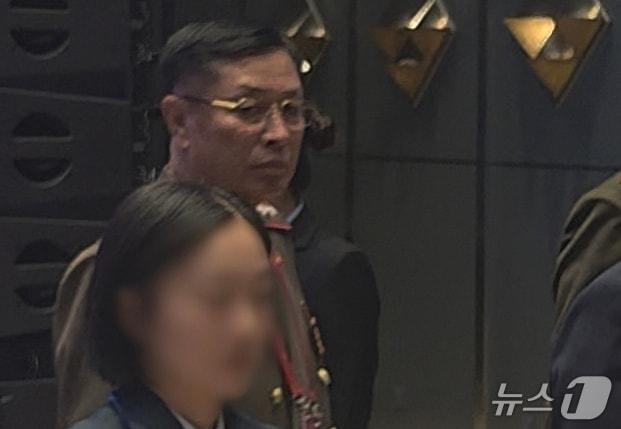 본문 이미지 - 김강일 북한 국방성 부상이 16일 중국 베이징 국제회의센터에서 열린 제13회 베이징 샹산포럼에 참석해 오전 전체회의 일정을 마치고 이동하고 있다. 북한이 샹산포럼에 부상급 고위 대표단을 파견한 것은 2019년 이후 7년 만이다. 2026.9.16 ⓒ 베이징=뉴스1 노민호 특파원