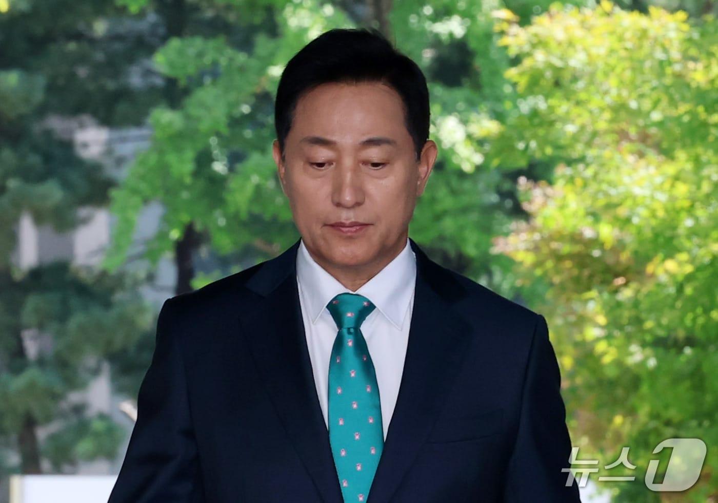 본문 이미지 - 명태균 여론조사비 대납 의혹을 받는 오세훈 서울시장이 16일 오후 서울 서초구 고등법원에서 열린 정치자금법 위반 혐의 항소심 속행공판에 출석하고 있다. 2026.9.16 ⓒ 뉴스1 박세연 기자