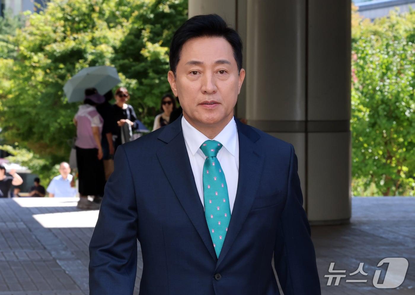 본문 이미지 - 명태균 여론조사비 대납 의혹을 받는 오세훈 서울시장이 서울 서초구 고등법원에서 열린 정치자금법 위반 혐의 항소심 속행공판에 출석하고 있다. 2026.9.16 ⓒ 뉴스1 박세연 기자