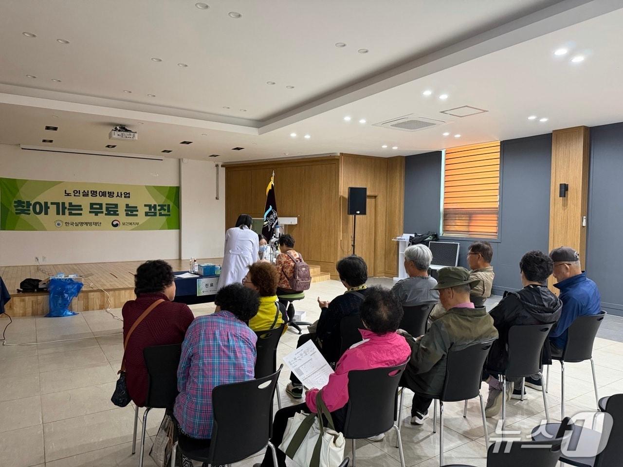 본문 이미지 -  찾아가는 노인 안검진.(경기 양평군 제공. 재판매 및 DB 금지)/뉴스1