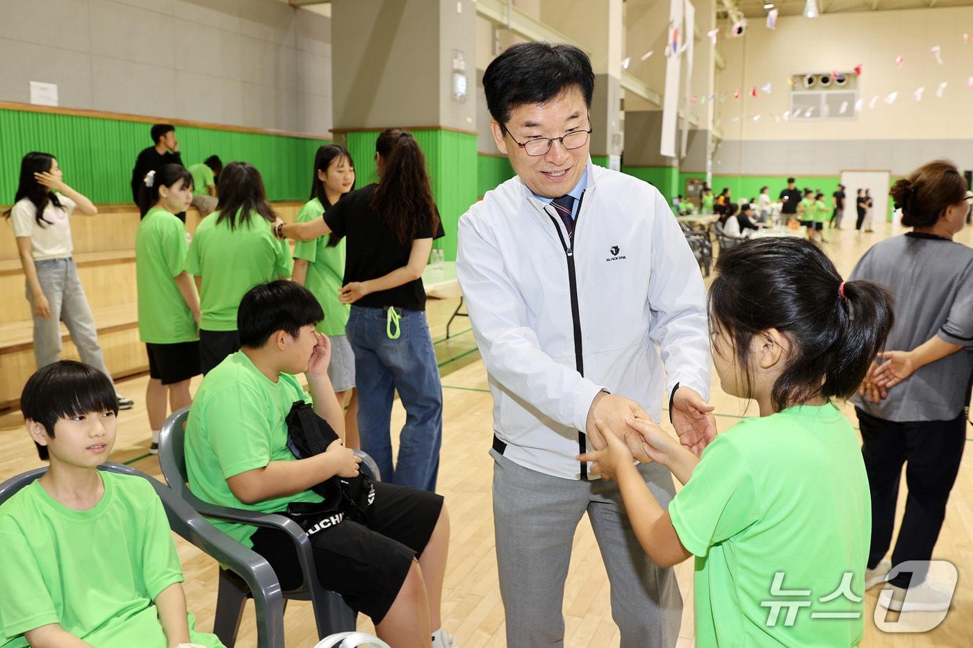 본문 이미지 - 16일 윤건영 충북교육감이 결초보은체육관에서 열린 보은 작은학교 어울림 운동회를 찾아 학생들을 격려하고 있다.(보은교육청 제공. 재판매 및 DB 금지) 2026.9.16/뉴스1