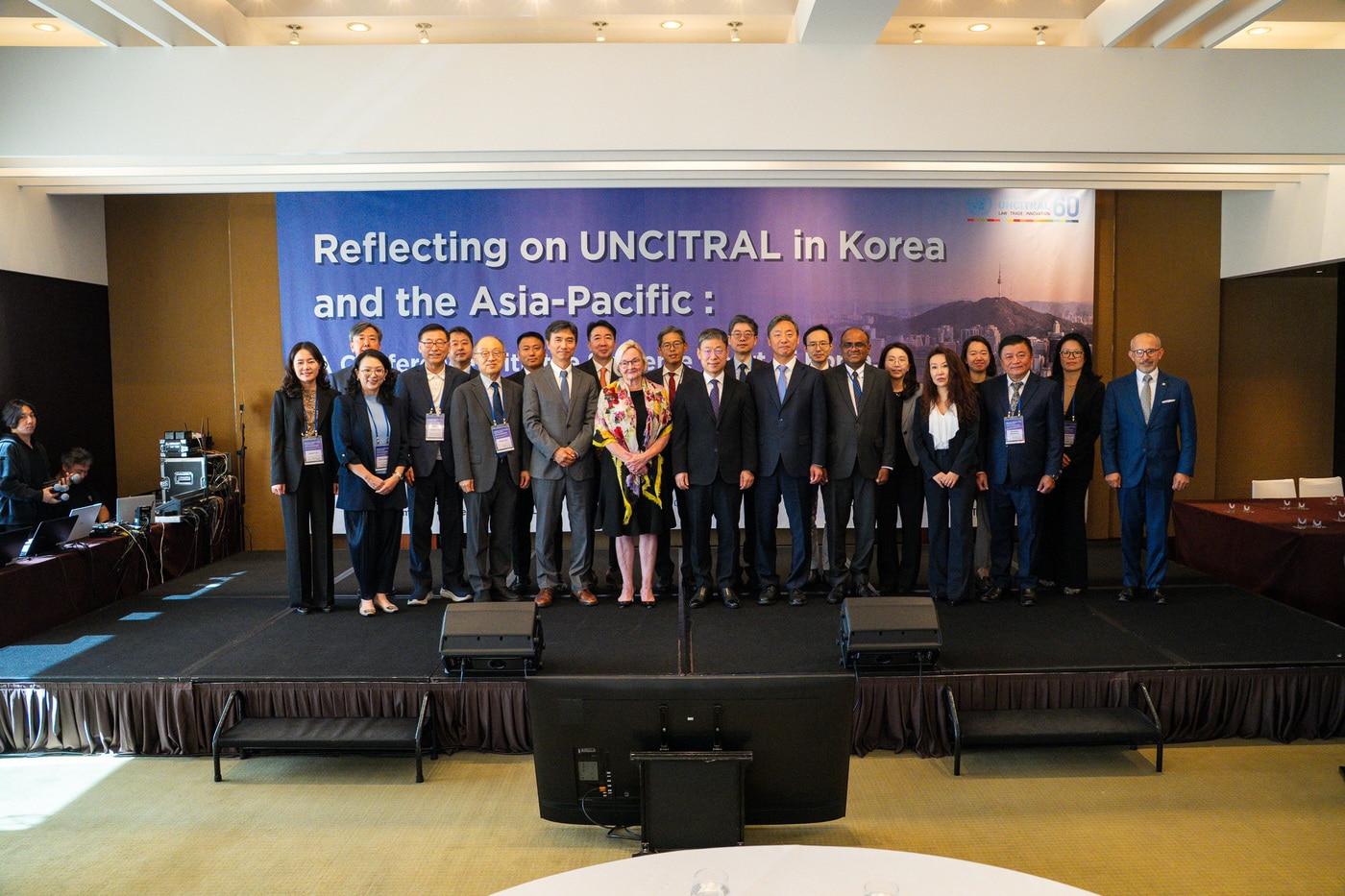 본문 이미지 - 법무부는 16일 유엔국제상거래법위원회(UNCITRAL)와 대법원, 대한상사중재원 국제중재센터와 공동으로 위원회의 60주년을 기념하고 대한민국과 아시아·태평양 지역에서의 발전 성과와 향후 과제를 논의하는 국제회의를 개최했다. (사진. 법무부 제공)