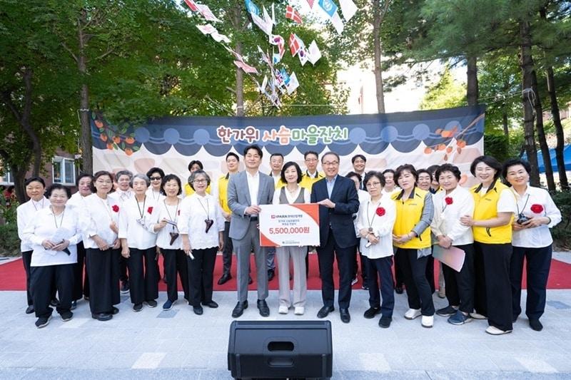 본문 이미지 - IPARK현대산업개발은 16일 노원구자원봉사센터와 함께 추석맞이 송편 나눔 행사를 진행하고, 노원1종합사회복지관을 찾아 지역 어르신들을 위한 배식 봉사와 기부금 전달식을 진행했다. (사진 보드판 기준 왼쪽부터 차례로 정광재 IPARK현대산업개발 도시정비수주팀 사업소장, 정명진 노원1종합사회복지관장, 신왕섭 IPARK현대산업개발 실장)/(IPARK현대산업개발 제공)