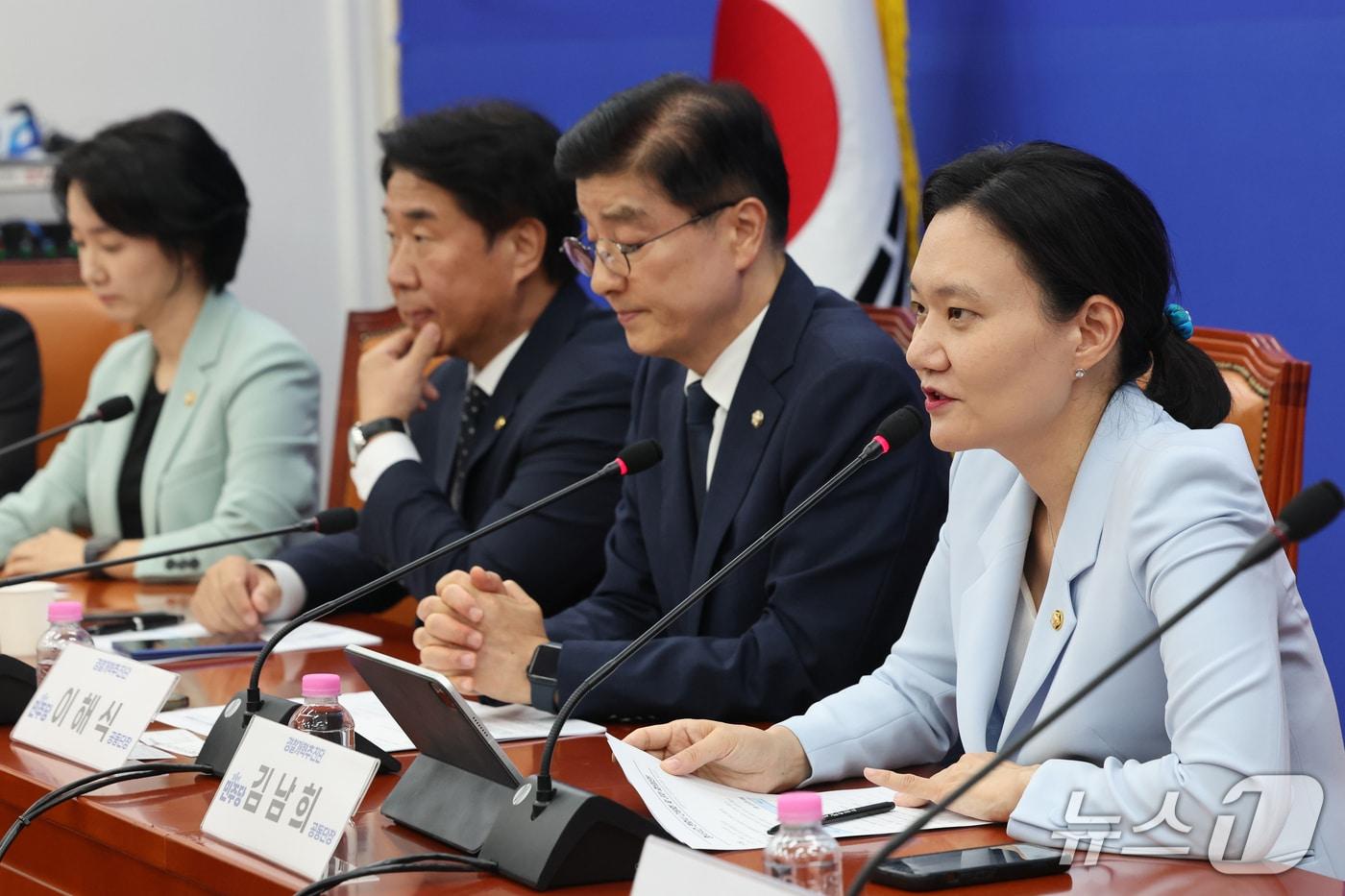 본문 이미지 - 김남희 더불어민주당 경찰개혁추진단 공동단장이 16일 오후 서울 여의도 국회에서 열린 '형사사건 변호사 간담회'에서 발언을 하고 있다. 2026.9.16 ⓒ 뉴스1 황기선 기자