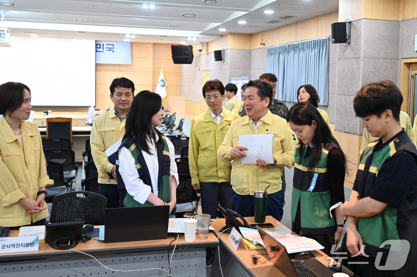본문 이미지 - 김병내 전남광주통합특별시 남구청장이 상황실 직원을 격려하는 모습.(전남광주 남구 제공. 재판매 및 DB 금지)