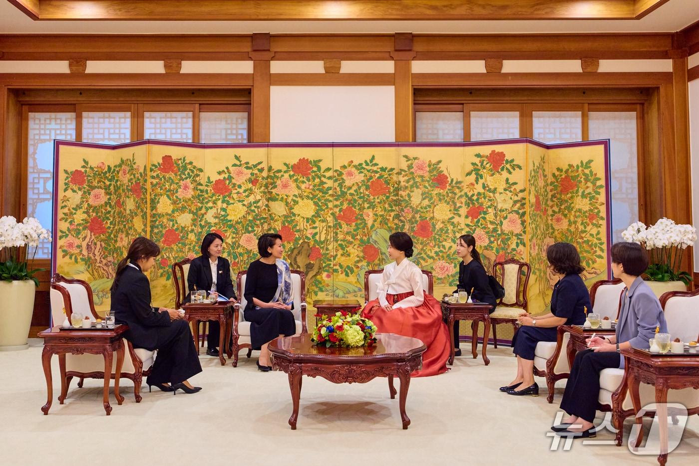 본문 이미지 - 김혜경 여사와 키르기스스탄 대통령 부인 자파로바 여사가 16일 청와대에서 환담하고 있다. (청와대 제공. 재판매 및 DB 금지) 2026.9.16 ⓒ 뉴스1 허경 기자
