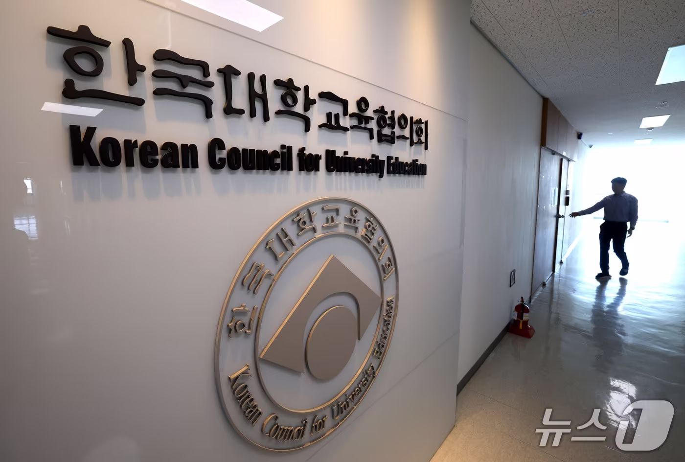 본문 이미지 - 2027학년도 수시모집 시스템 장애로 원서를 접수하지 못한 수험생에 대한 구제 신청 마지막 날인 16일 서울 금천구 한국대학교육협의회에서 관계자들이 출입하고 있다. 교육부와 대학교육협의회는 “시스템 장애로 인해 원서를 접수하지 못한 수험생에 대해서는 객관적인 전산자료에 근거해 구제하되, 불공정 사례는 인정하지 않겠다”고 밝혔지만 전산 기록이 확인된 수험생만 구제하고 연장된 접수 시간에 경쟁률을 보고 낸 원서는 취소를 검토, 구제기준을 둘러싼 반발은 계속되고 있다. 2026.9.16 ⓒ 뉴스1 이광호 기자