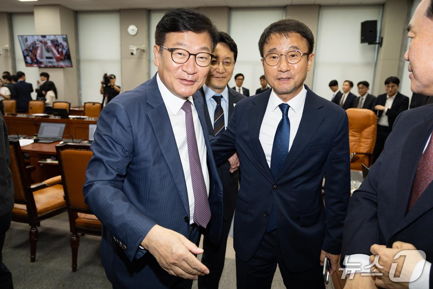 본문 이미지 - 더불어민주당 한병도(오른쪽), 국민의힘 정점식 원내대표가 16일 서울 여의도 국회에서 열린 제439회 국회(정기회) 국회운영위원회 제1차 전체회의 산회 후 회의장을 나서고 있다. 2026.9.16 ⓒ 뉴스1 유승관 기자