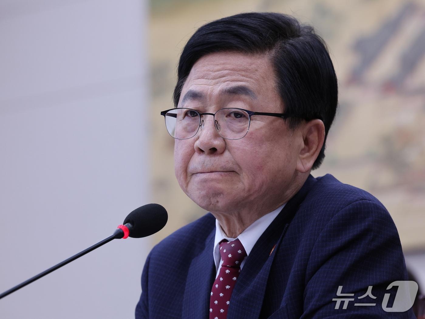 본문 이미지 - 최교진 교육부 장관이 16일 서울 여의도 국회에서 열린 교육위원회 전체회의에서 생각에 잠겨 있다. 최 장관은 이날 대입 수시 원서 접수 시스템 장애 사태와 관련해 오는 23일까지 현장 조사를 진행해 원인을 파악하고 공적 원서 접수 체계 개편도 검토하겠다고 밝혔다. 2026.9.16 ⓒ 뉴스1 박지혜 기자