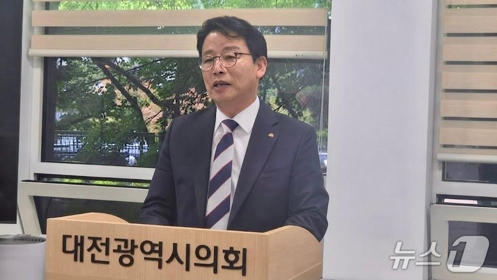 본문 이미지 - 김찬술 대덕구청장이 14일 시의회에서 기자회견을 하고 있다. (대덕구 제공) / 뉴스1
