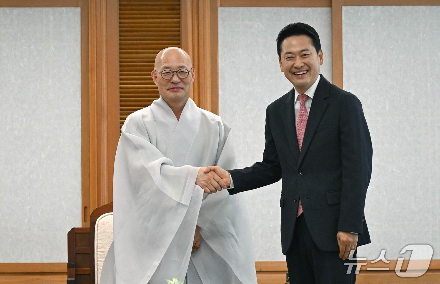본문 이미지 - 장동혁 국민의힘 대표가 16일 서울 종로구 조계사를 찾아 조계종 총무원장 진우스님을 예방, 기념 촬영을 하고 있다. 2026.9.16 ⓒ 뉴스1 국회사진기자단