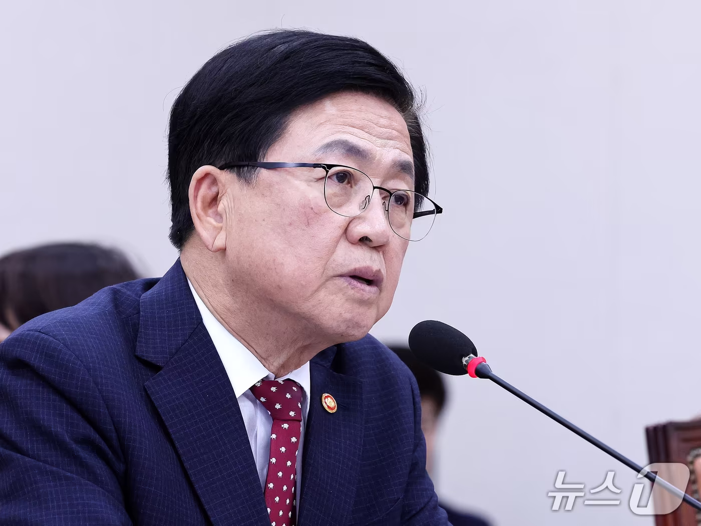 본문 이미지 - 최교진 교육부 장관이 16일 서울 여의도 국회에서 열린 교육위원회 전체회의에서 발언하고 있다. 최 장관은 이날 대입 수시 원서 접수 시스템 장애 사태와 관련해 오는 23일까지 현장 조사를 진행해 원인을 파악하고 공적 원서 접수 체계 개편도 검토하겠다고 밝혔다. 2026.9.16 ⓒ 뉴스1 박지혜 기자