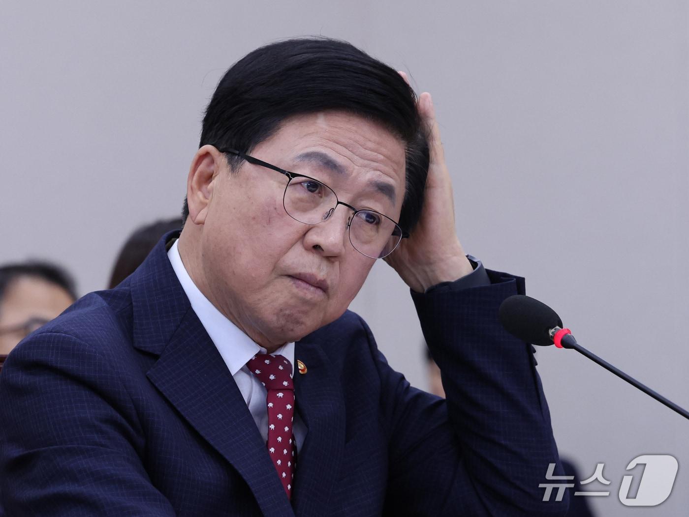 본문 이미지 - 최교진 교육부 장관이 16일 서울 여의도 국회에서 열린 교육위원회 전체회의에서 머리를 만지고 있다. 최 장관은 이날 대입 수시 원서 접수 시스템 장애 사태와 관련해 오는 23일까지 현장 조사를 진행해 원인을 파악하고 공적 원서 접수 체계 개편도 검토하겠다고 밝혔다. 2026.9.16 ⓒ 뉴스1 박지혜 기자