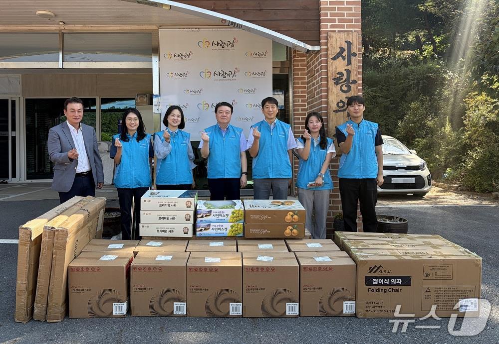 본문 이미지 - 오홍석 한국수자원공사 인재개발원 대외교육처장(가운데)을 비롯한 봉사단원들이 대전 유성구 '사랑의집 양로원'을 찾아 나눔활동을 진행하고 있다. (한국수자원공사 제공. 재판매 및 DB금지) /뉴스1