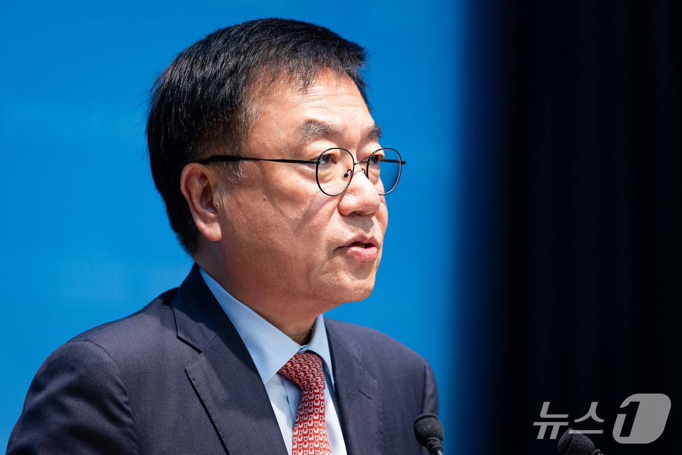 본문 이미지 - '부산 돌려차기 사건' 관련 실언 논란으로 10개월 당원권 정지 처분을 받은 서범수 국민의힘 의원이 16일 서울 여의도 국회 소통관에서 징계에 대한 중앙윤리위 재심 청구 철회 및 징계 효력정지 가처분 신청 기자회견을 하고 있다. 2026.9.16 ⓒ 뉴스1 유승관 기자