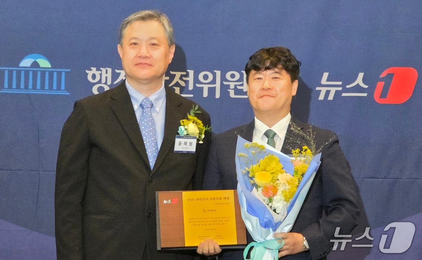 본문 이미지 - 정셩현 경북 구미시 부시장이 16일 서울 프레스센터서 열린 뉴스1 주최 대한민국 지방지킴 대상시상식에서 윤태형 뉴스1 상무로부터 '기업유치혁신 대상'을 수상하고 있다. 2026.9.16 ⓒ 뉴스1 정우용 기자