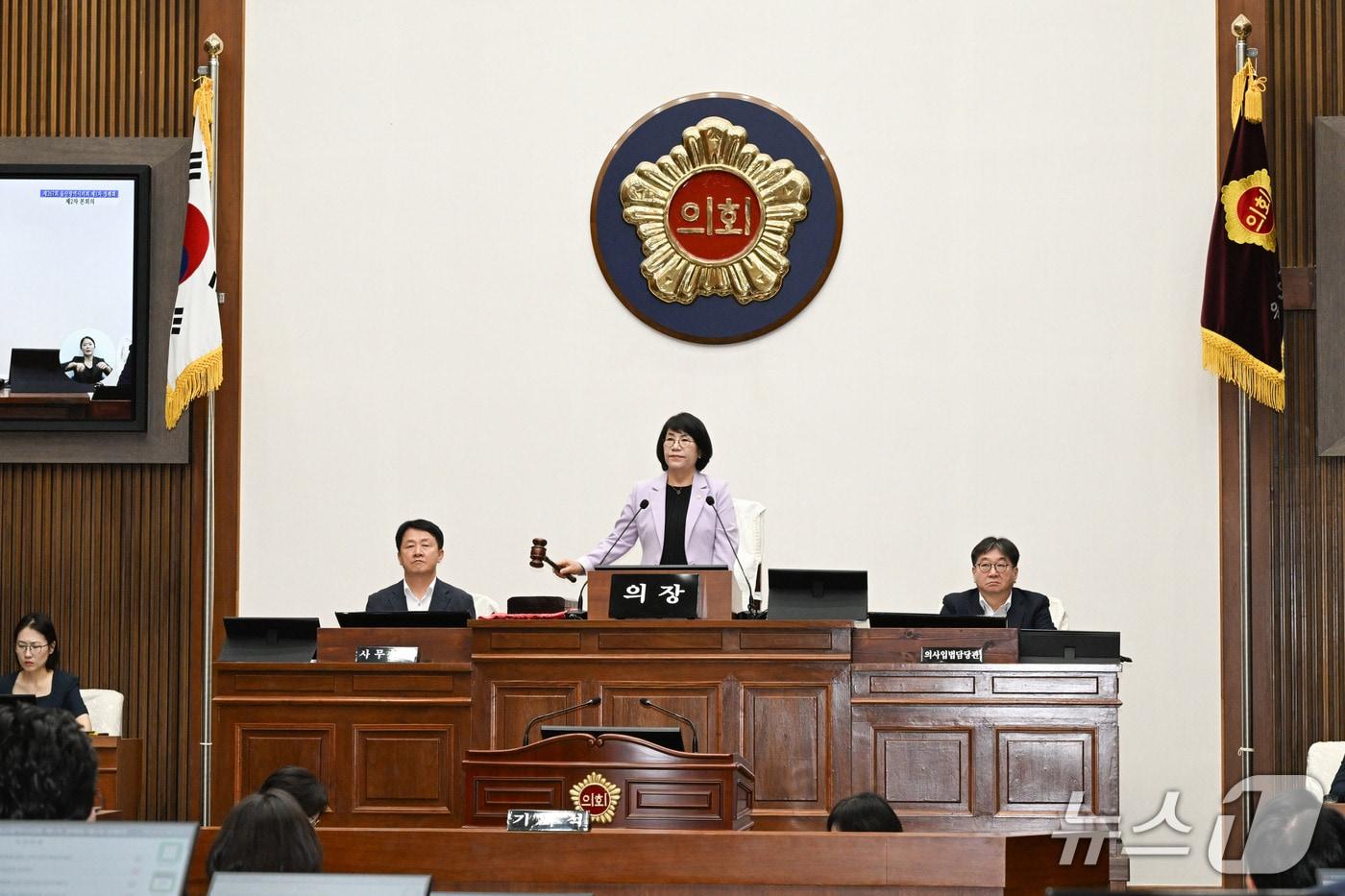 본문 이미지 - 이영해 의장(가운데)이 16일 시의회 본회의장에서 본회의를 열고 있다.(울산시의회 제공. 재판매 및 DB 금지)/뉴스1
