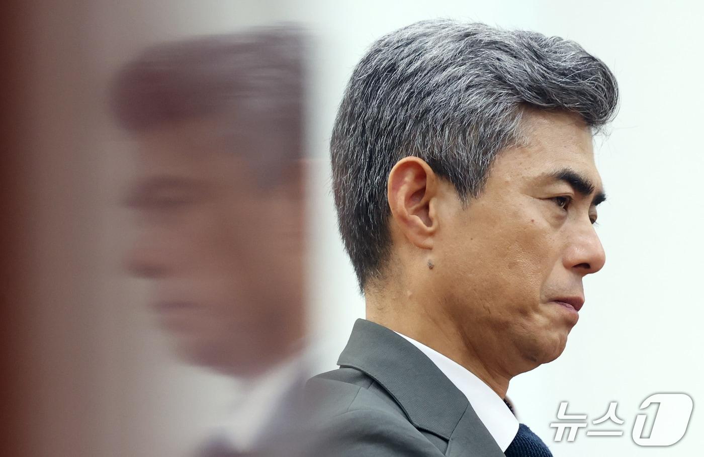 본문 이미지 - 강신철 국방부 장관 후보자가 16일 서울 여의도 국회 국방위원회에서 열린 인사청문회에서 생각에 잠겨 있다. 2026.9.16 ⓒ 뉴스1 황기선 기자