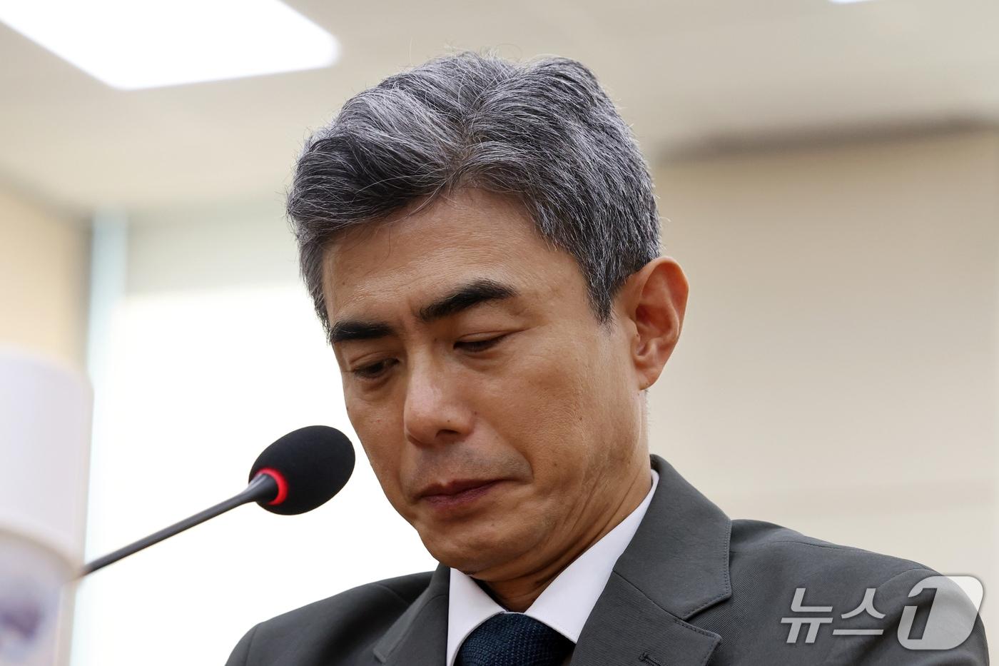 본문 이미지 - 강신철 국방부 장관 후보자가 16일 서울 여의도 국회 국방위원회에서 열린 인사청문회에서 생각에 잠겨 있다. 2026.9.16 ⓒ 뉴스1 황기선 기자