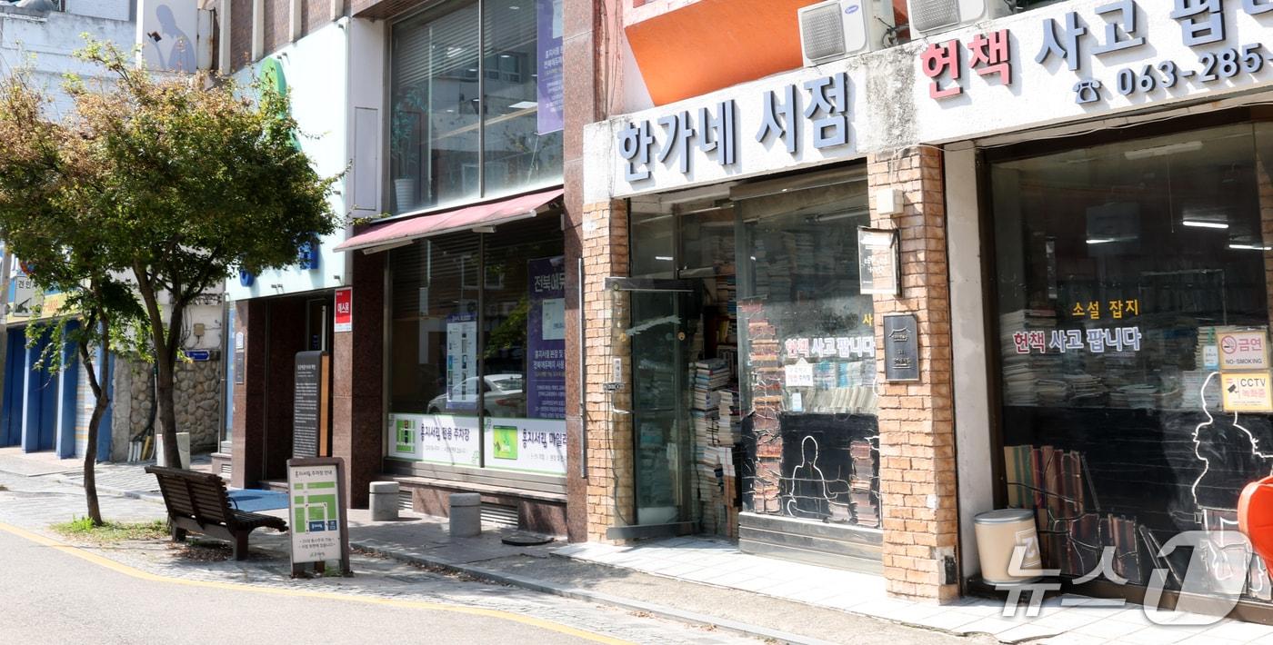본문 이미지 - 전주 동문예술거리 책방 ⓒ 뉴스1 유경석 기자