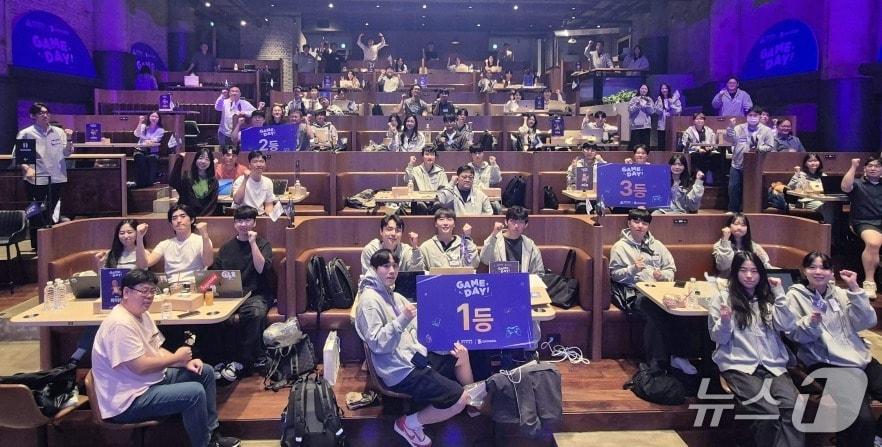 본문 이미지 - 15일 열린 실전형 장애 대응 체험 행사 '데이터독 게임데이' 참가자들이 행사 종료 후 기념 촬영을 하고 있다. 메가존클라우드 제공.