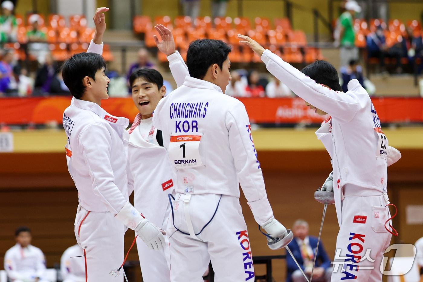 본문 이미지 - 대한민국 전웅태(왼쪽부터), 김영하, 서창완, 이종현이 16일 일본 안조 스포츠 파크에서 열린 근대5종 단체전 금메달을 획득했다.ⓒ 뉴스1 안은나 기자