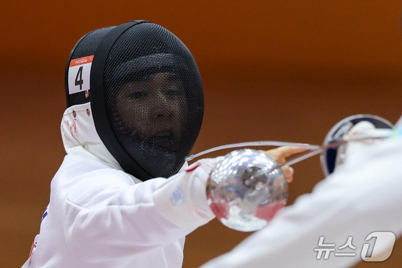 본문 이미지 - 대한민국 전웅태가 16일 일본 안조 스포츠 파크에서 열린 근대5종 펜싱 시딩라운드에서 치열한 경기를 펼치고 있다. 2026.9.16 ⓒ 뉴스1 안은나 기자