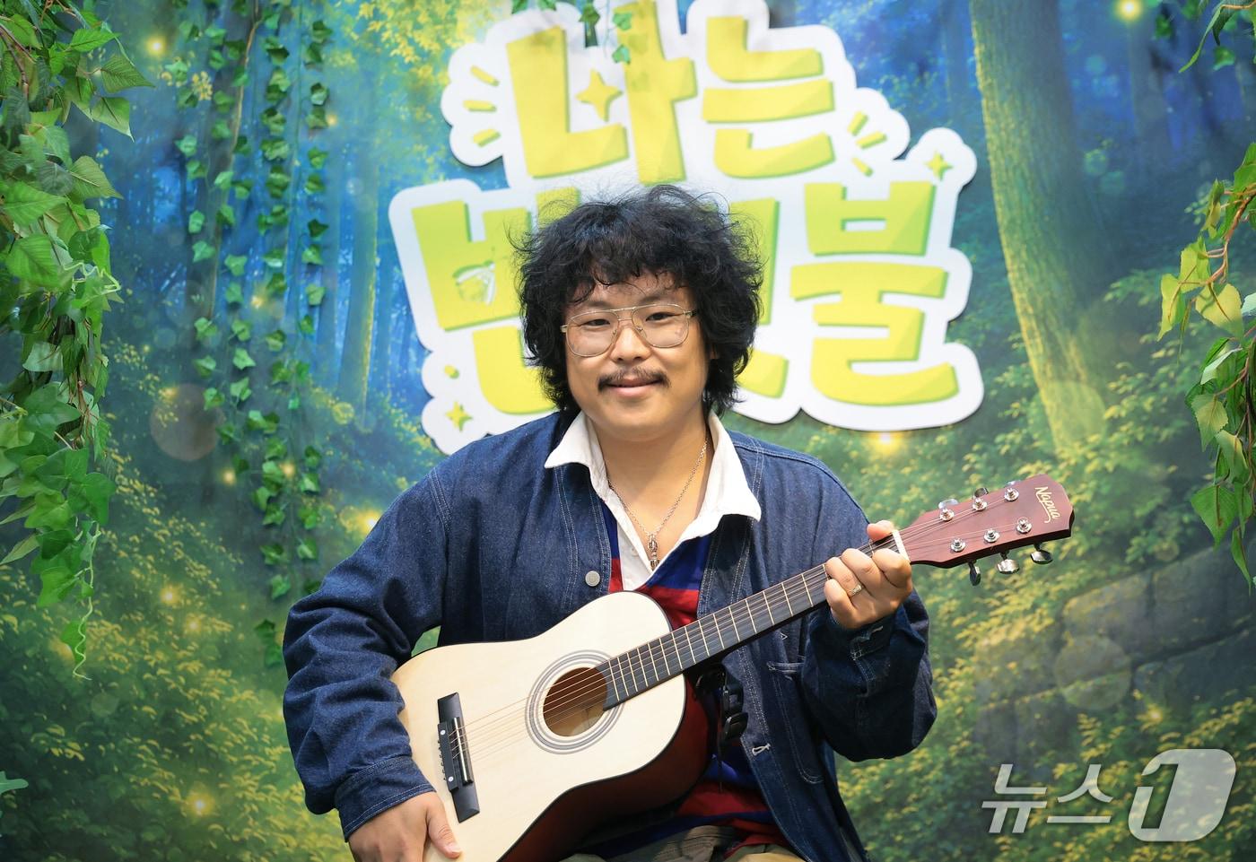 본문 이미지 - ‘나는 반딧불’ 원곡자 정중식이 16일 오후 서울 강남구 예림당 아트홀에서 열린 어린이 가족 뮤지컬 '나는 반딧불' 공연장을 찾아 포즈를 취하고 있다. '나는 반딧불'은 아빠를 잃은 뒤 어둠을 두려워하게 된 소녀 서윤이가 작은 반딧불과 함께 잃어버린 마음의 빛을 찾아가는 과정을 그린 창작 뮤지컬이다. 2026.9.16 ⓒ 뉴스1 권현진 기자