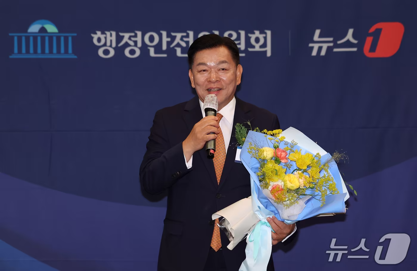 본문 이미지 - 강철호 부산광역시 동구청장이 9월 16일 서울 중구 프레스센터에서 열린 '2026 대한민국 지방지킴 대상'에서 인프라개선 대상을 수상한 후 소감을 전하고 있다. ⓒ 뉴스1 김성진 기자