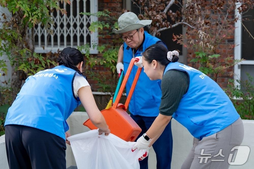 본문 이미지 - 안병길 한국해양진흥공사 사장과 임직원들이 봉사활동을 하는 모습. (해진공 제공. 재판매 및 DB 금지)