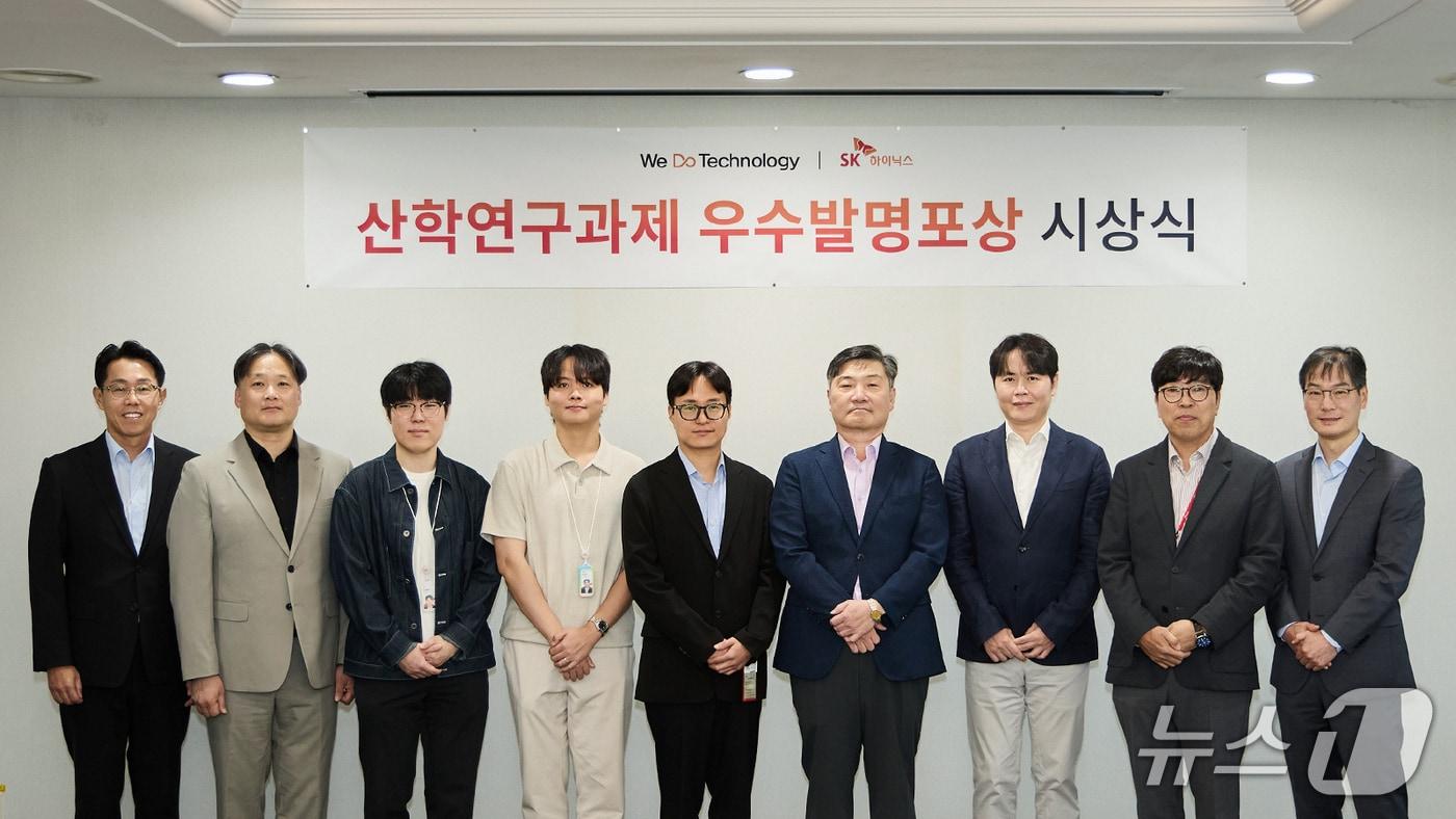 본문 이미지 - SK하이닉스가 16일 경기 이천캠퍼스에서 개최한 '2026 산학연구과제 우수발명 시상식'에서 수상자들이 기념 촬영을 하고 있다. 2026.9.16 (SK하이닉스 뉴스룸 제공)