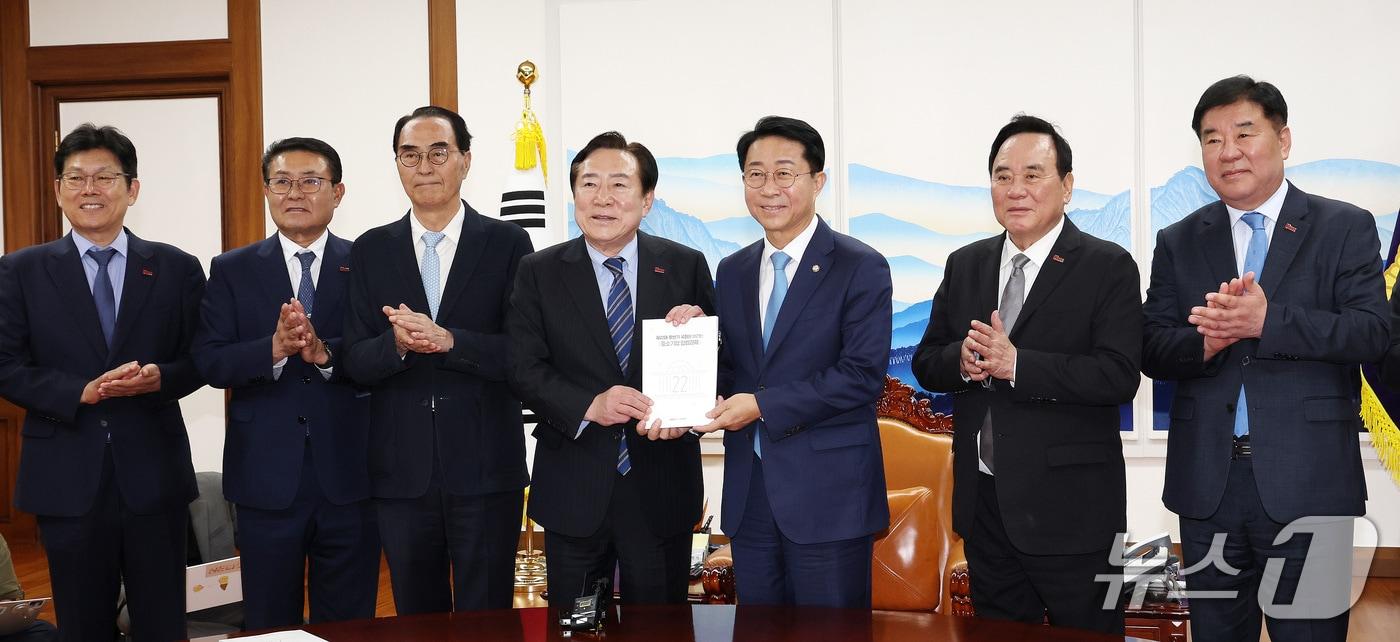 본문 이미지 - 조정식 국회의장과 김기문 중소기업중앙회장을 비롯한 참석자들이 16일 서울 여의도 국회에서 열린 중소기업중앙회 회장단 접견에서 기념촬영을 하고 있다. 2026.9.16 ⓒ 뉴스1 박지혜 기자