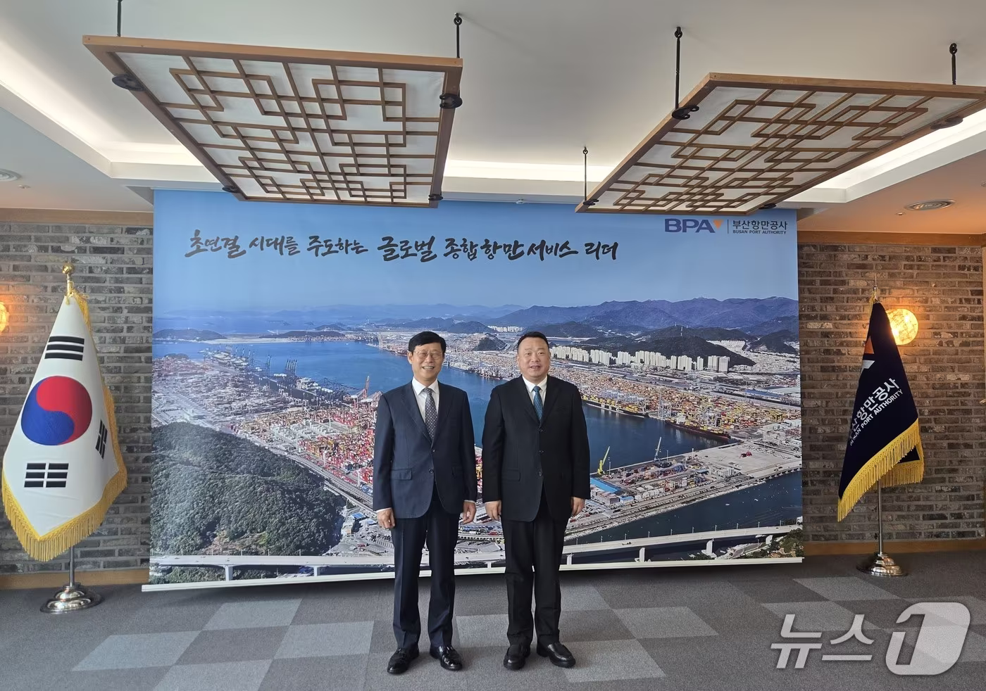 본문 이미지 - 지난 14일 송상근 BPA 사장(왼쪽)과 주먀오 닝보저우산항만그룹 회장이 면담 후 기념 촬영을 하고 있다. (BPA 제공. 재판매 및 DB 금지)