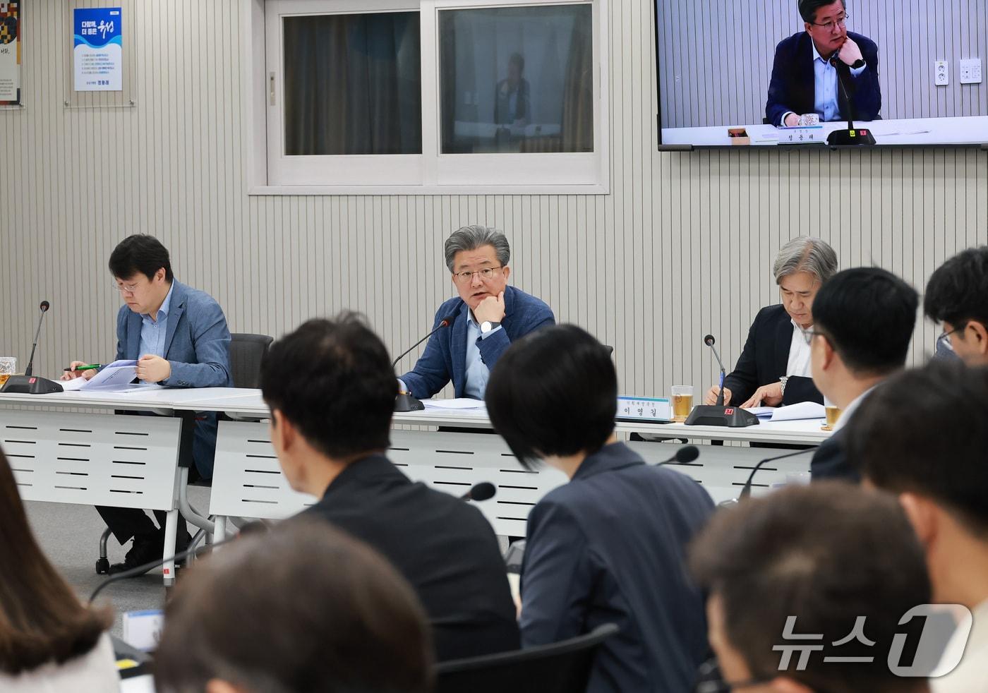 본문 이미지 - 정용래 유성구청장이 확대간부회의를 주재하고 있다.(대전 유성구 제공. 재판매 및 DB 금지)