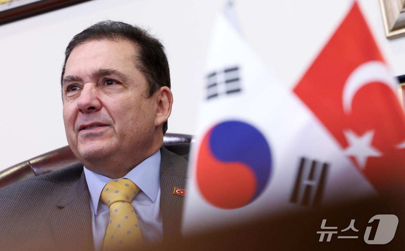 본문 이미지 - 무라트 타메르 주한 튀르키예 대사가 16일 서울 중구 주한 튀르키예 대사관에서 뉴스1과 인터뷰를 하고 있다. ⓒ 뉴스1 김성진 기자