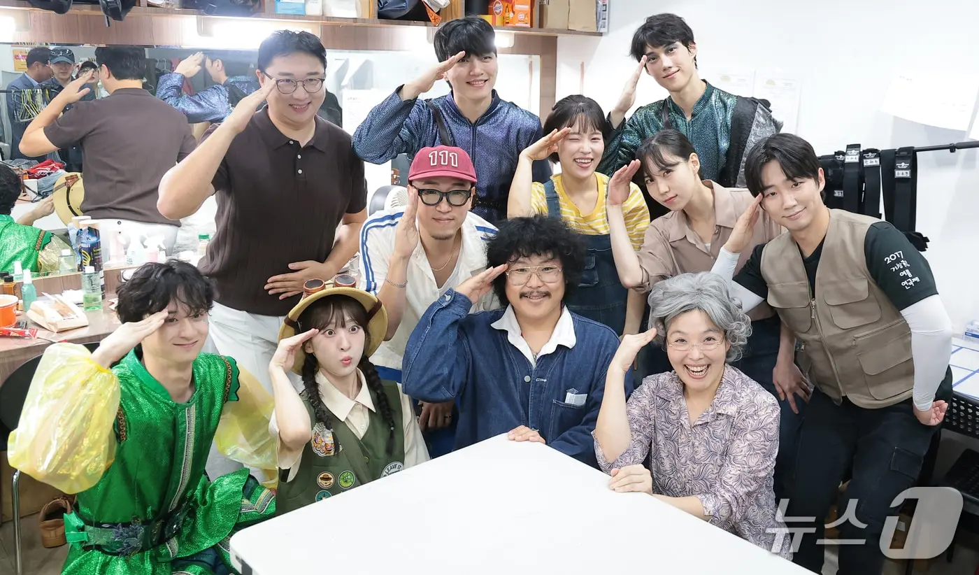 본문 이미지 - ‘나는 반딧불’ 원곡자 정중식이 16일 오후 서울 강남구 예림당 아트홀에서 열린 어린이 가족 뮤지컬 '나는 반딧불' 공연 관람을 마친 뒤 출연 배우들과 기념 촬영을 하고 있다. '나는 반딧불'은 아빠를 잃은 뒤 어둠을 두려워하게 된 소녀 서윤이가 작은 반딧불과 함께 잃어버린 마음의 빛을 찾아가는 과정을 그린 창작 뮤지컬이다. 2026.9.16 ⓒ 뉴스1 권현진 기자
