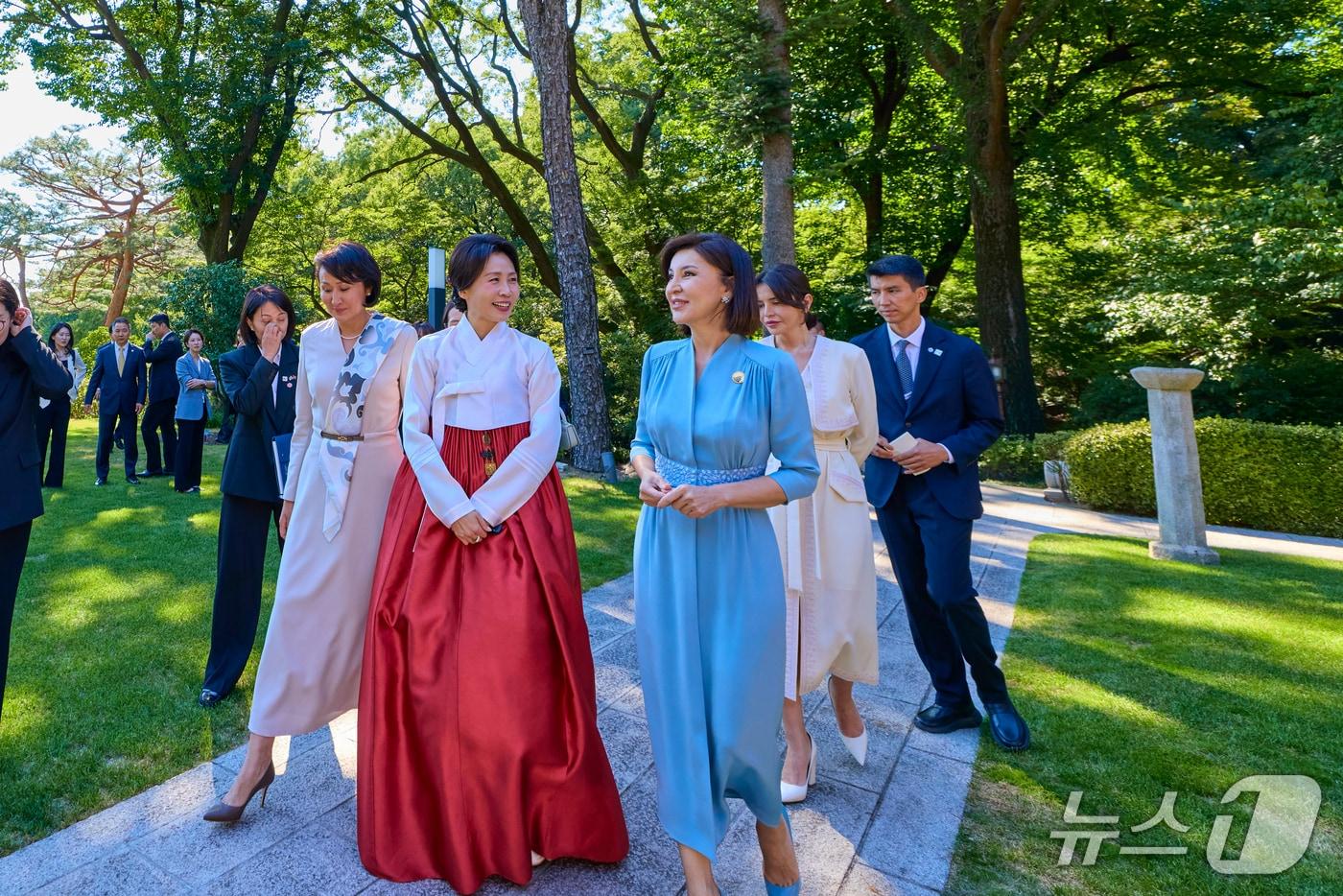 본문 이미지 - 김혜경 여사가 16일 한국을 방문 중인 우즈베키스탄 영부인 지로아트 미르지요예바 여사와 키르기스스탄 영부인 아이굴 자파로바 여사를 청와대 상춘재로 초청해 열린 한-중앙아시아 정상회의 배우자 프로그램에서 전통문화를 체험하고 있다. (청와대 제공. 재판매 및 DB 금지) 2026.9.16 ⓒ 뉴스1 허경 기자