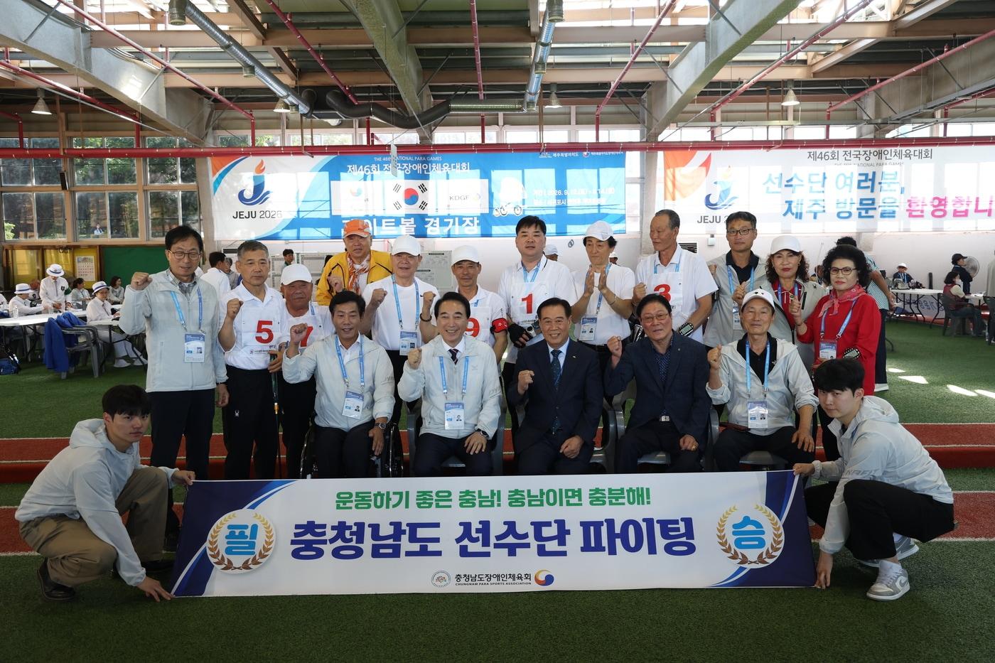 본문 이미지 - 박수현 지사(앞줄 왼쪽 다섯번째)가 '제46회 전국장애인체육대회' 개최지인 제주를 직접 방문해 충남선수단을 격려하고 있다.(충남도 제공. 재판매 및 DB 금지)/뉴스1 