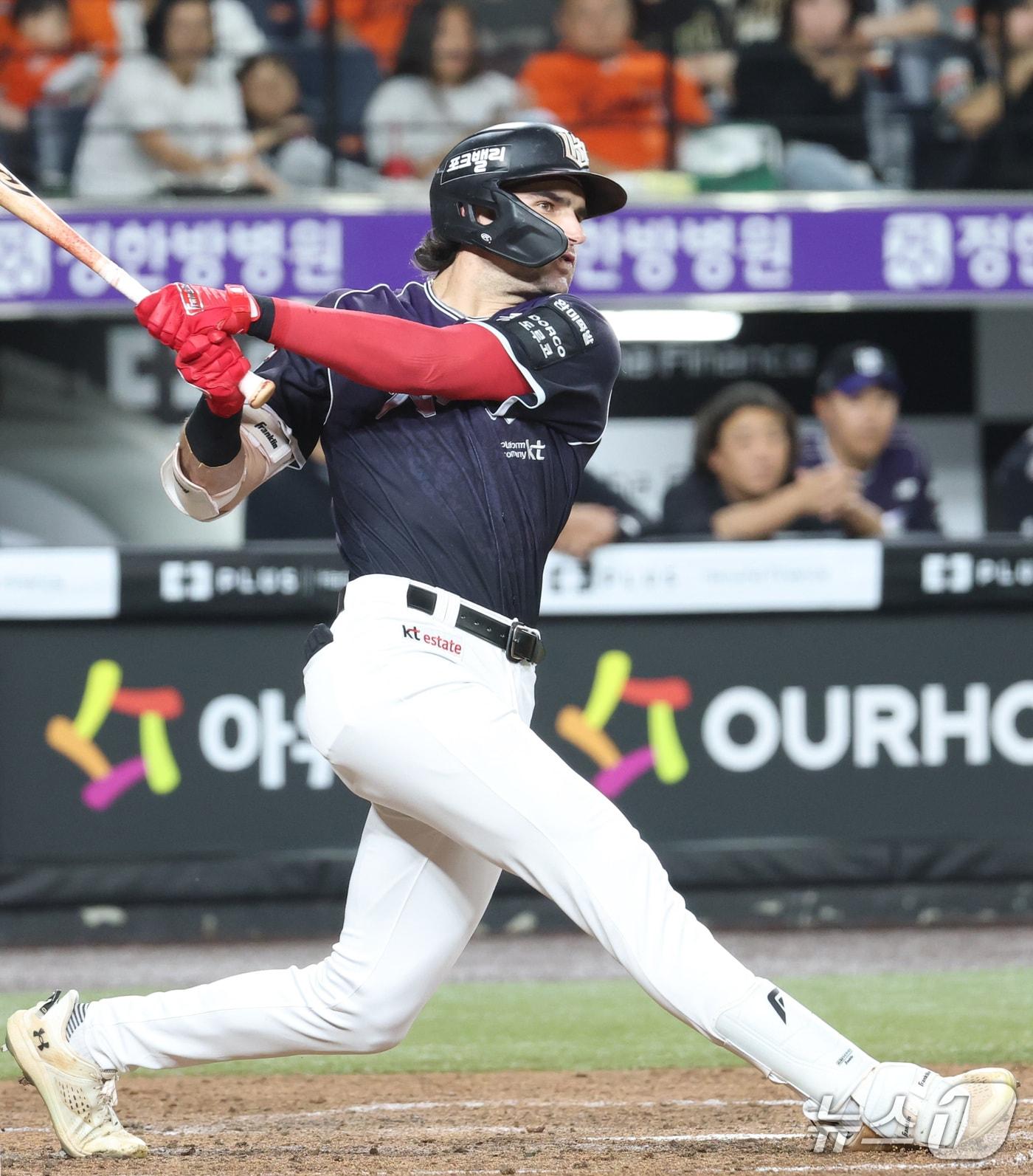 본문 이미지 - 16일 대전 한화생명볼파크에서 열린 2026 신한 SOL KBO리그 KT위즈와 한화 이글스의 경기에서 4회초 KT 힐리어드가 타격하고 있다. 2026.9.16 ⓒ 뉴스1 김기남 기자