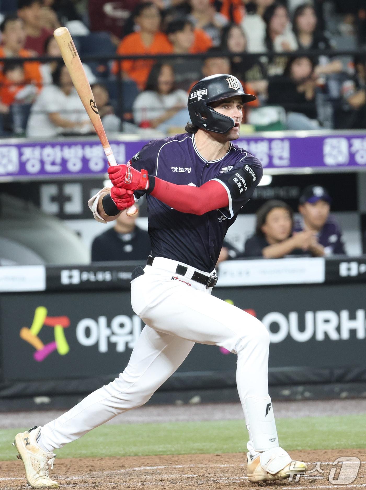 본문 이미지 - 16일 대전 한화생명볼파크에서 열린 2026 신한 SOL KBO리그 KT위즈와 한화 이글스의 경기에서 4회초 KT 힐리어드가 타격하고 있다. 2026.9.16 ⓒ 뉴스1 김기남 기자