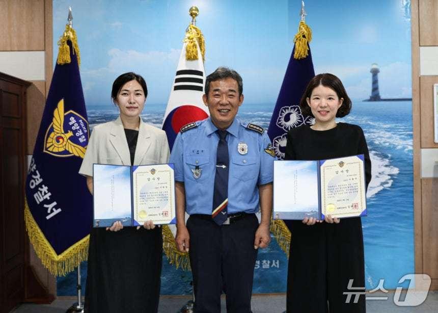 본문 이미지 - 16일 김태균 포항해양경찰서장이 대구파티마병원 이희경(왼쪽)·이현주 간호사에게 생명을 구한 공로로 감사장을 수여했따.(포항해경 제공. 재판매 및 DB 금지)2026.9.16/뉴스1