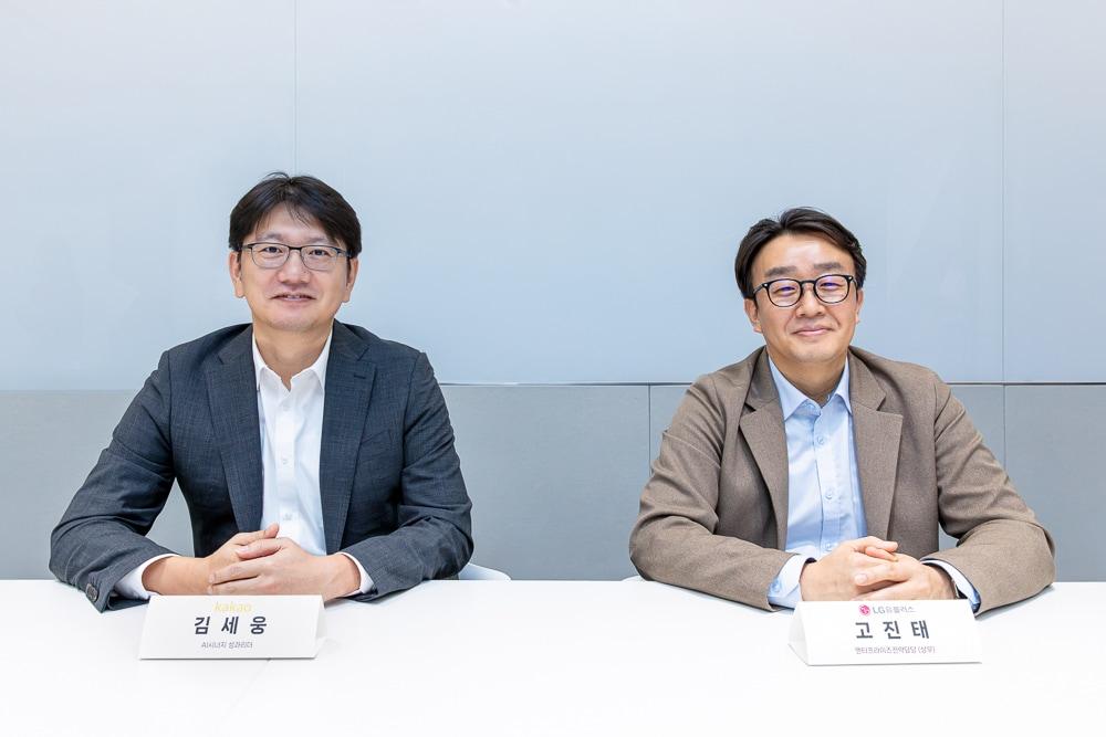 본문 이미지 - 김세웅 카카오 AI 시너지 성과리더(부사장)와 고진태 LG유플러스 엔터프라이즈전략담당(상무)이 15일 인터뷰를 진행하고 있다. (카카오·LGU+ 제공)