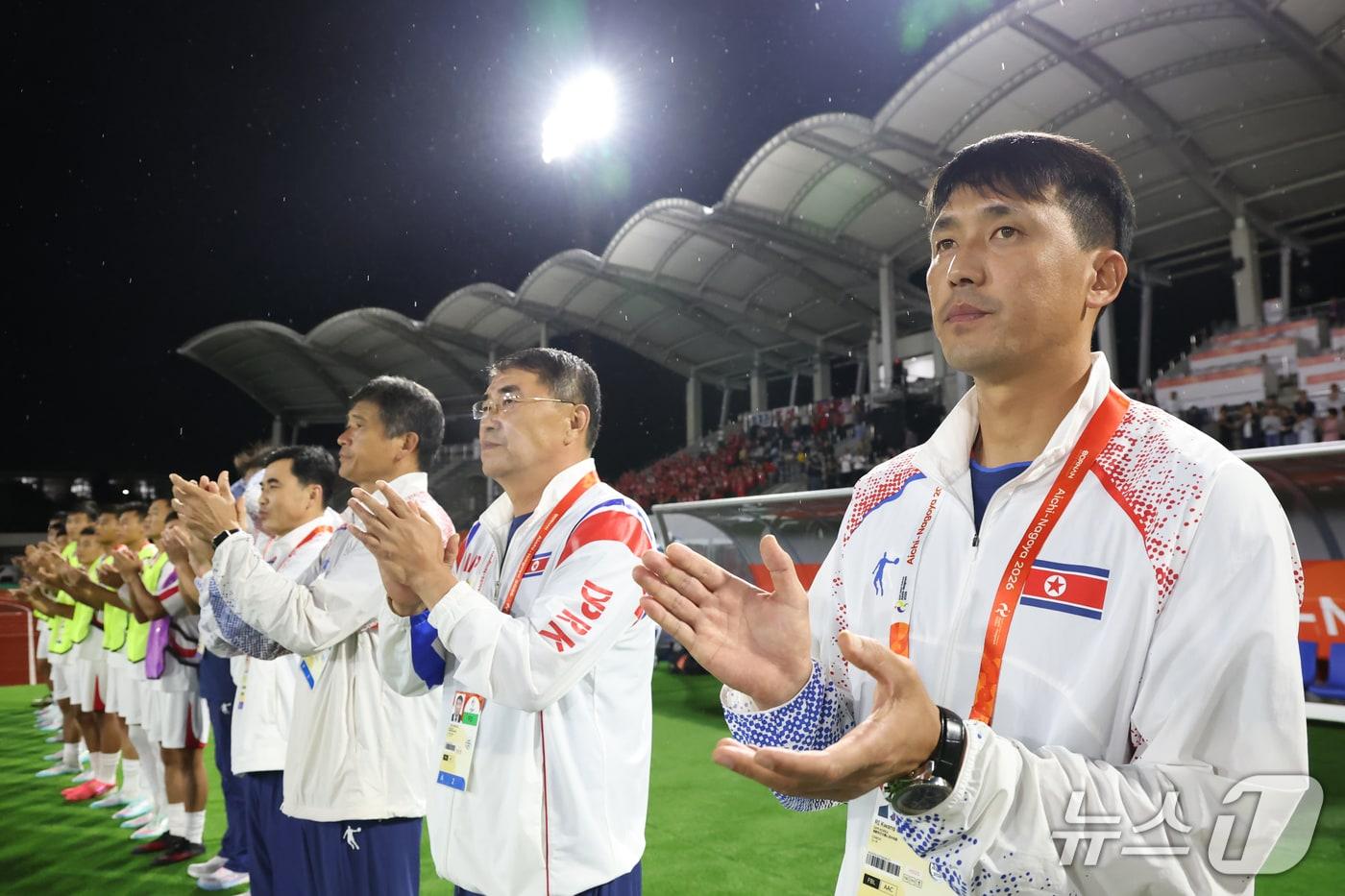본문 이미지 - 16일 오후 일본 아이치현 가리야 스타디움에서 열린 2026 아이치·나고야 아시안게임 남자축구 B조 1차전 중국과 북한의 경기에서 리광천 감독이 선수들을 향해 손뼉을 치고 있다. 2026.9.16 ⓒ 뉴스1 김민지 기자
