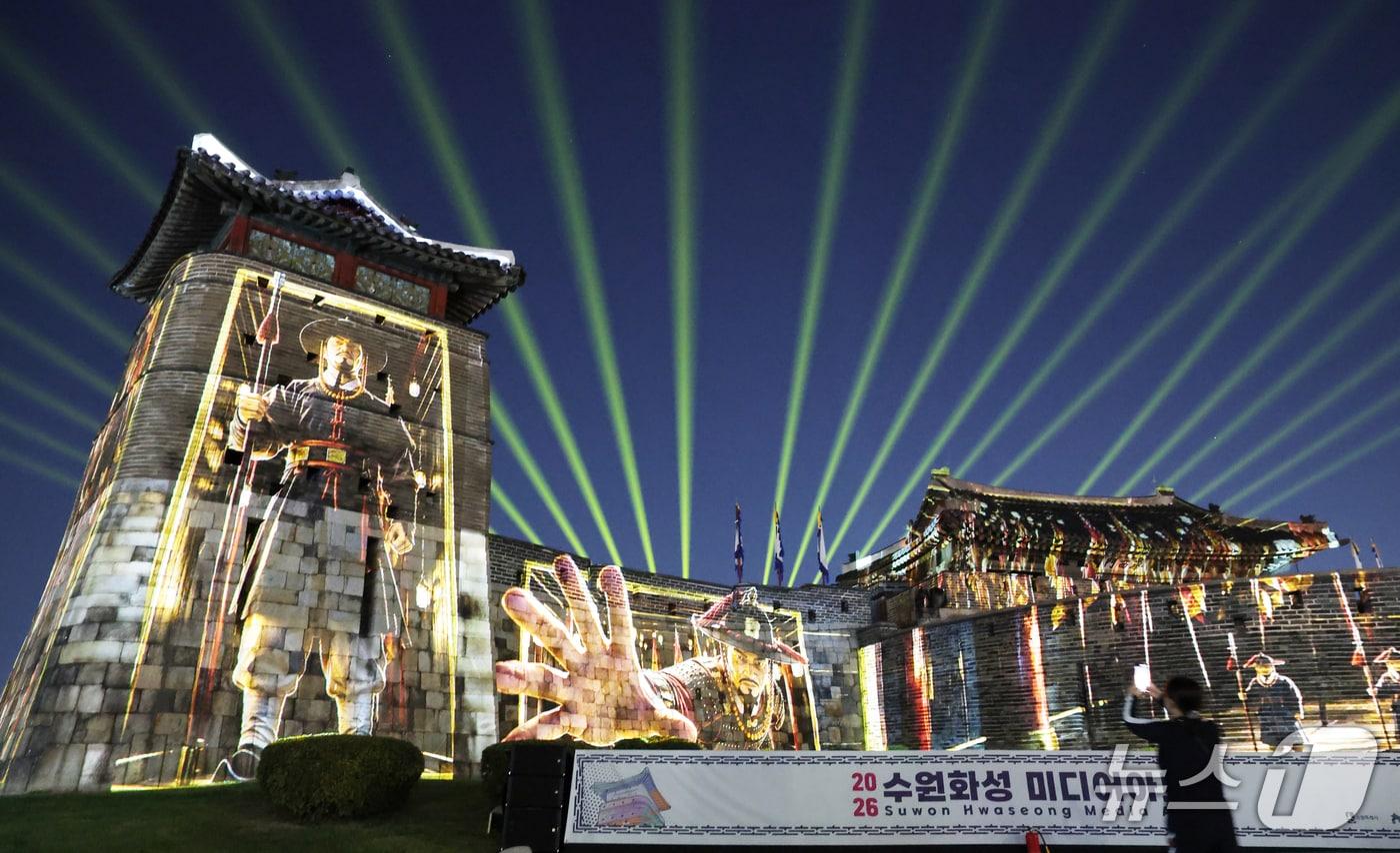 본문 이미지 - 2026 수원화성 미디어아트 개막을 사흘 앞둔 지난 16일 경기 수원시 팔달구 수원화성 화서문 일대에서 미디어아트쇼 리허설이 진행되고 있다. 올해로 6회째를 맞는 수원화성 미디어아트는 9월 19일부터 10월 6일까지 매일 저녁 열리며 ‘새빛동락(同樂) : 수원화성(華城), 빛으로 피어나다 시즌1-아유가빈(我有嘉賓)’을 주제로 화서문, 장안문, 장안공원 일원에서 매일 오후 6시부터 10시까지 열린다. 2026.9.17 ⓒ 뉴스1 김영운 기자