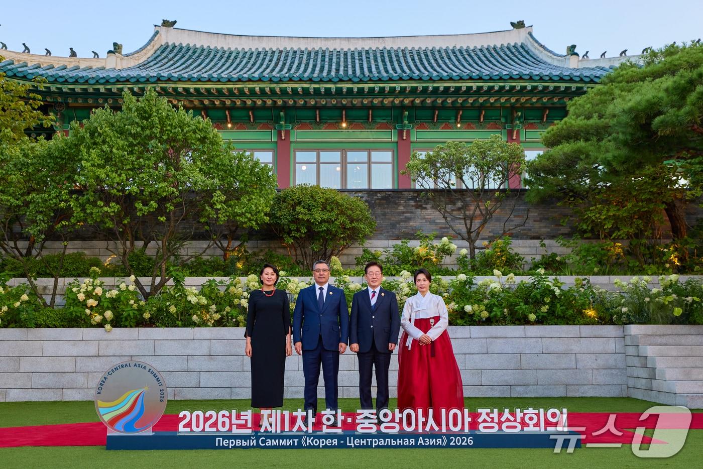 본문 이미지 - 이재명 대통령과 김혜경 여사가 16일 서울 한 호텔에서 열린 2026년 제1차 한·중앙아시아 정상회의 공식 만찬에서 사디르 자파로프 키르기스스탄 대통령, 아이굴 자파로바 여사와 기념촬영을 하고 있다. (청와대 제공. 재판매 및 DB 금지) 2026.9.16 ⓒ 뉴스1 허경 기자