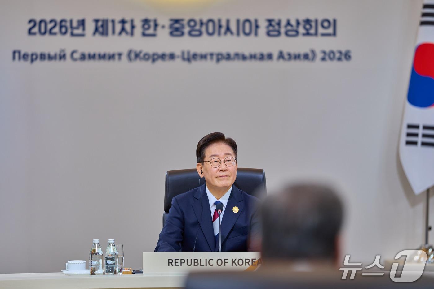본문 이미지 - 이재명 대통령이 16일 서울의 한 호텔에서 열린 2026년 제1차 한·중앙아시아 정상회의에서 개회사를 하고 있다.(청와대 제공. 재판매 및 DB 금지) 2026.9.16 ⓒ 뉴스1 허경 기자