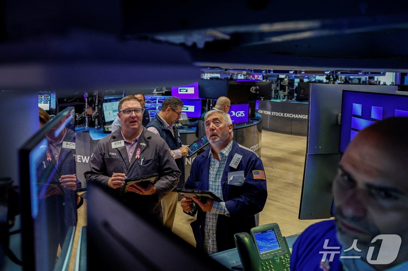 본문 이미지 - 16일(현지시간) 미국 뉴욕증권거래소(NYSE)에서 트레이더들이 업무를 보고 있다. 2026.9.16. ⓒ 로이터=뉴스1