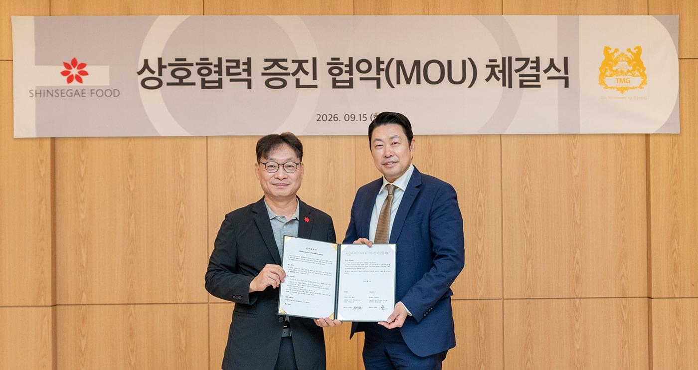 본문 이미지 -  15일 서울 성동구 신세계푸드 본사에서 (왼쪽)임형섭 대표와 티엠지홀딩스 김재원 대표가 프리미엄 원재료를 활용한 상품 개발 및 유통 확대를 위한 업무협약을 체결했다.(신세계푸드 제공)