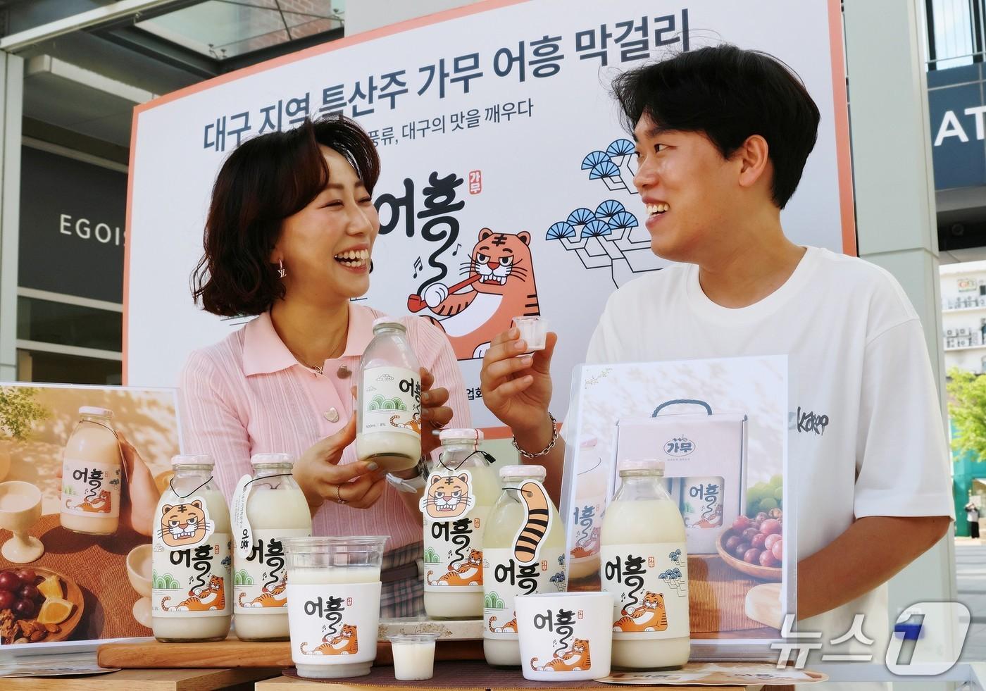 본문 이미지 - 롯데아울렛 이시아폴리스점은 오는 18~20일 '대구·경북 우리 술 페스티벌'을 연다. 지난 6월 열린 '가무 어흥막걸리' 팝업 행사에서 참가한 고객이 시음을 하고 있는 모습.(롯데백화점 제공, 재판매 및 DB 금지)